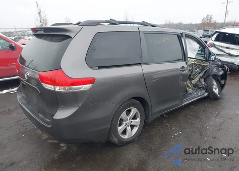 2013 Toyota Sienna Le V6 8 Passenger z USA, uszkodzony, nr VIN 5TDKK3DC9DS390799